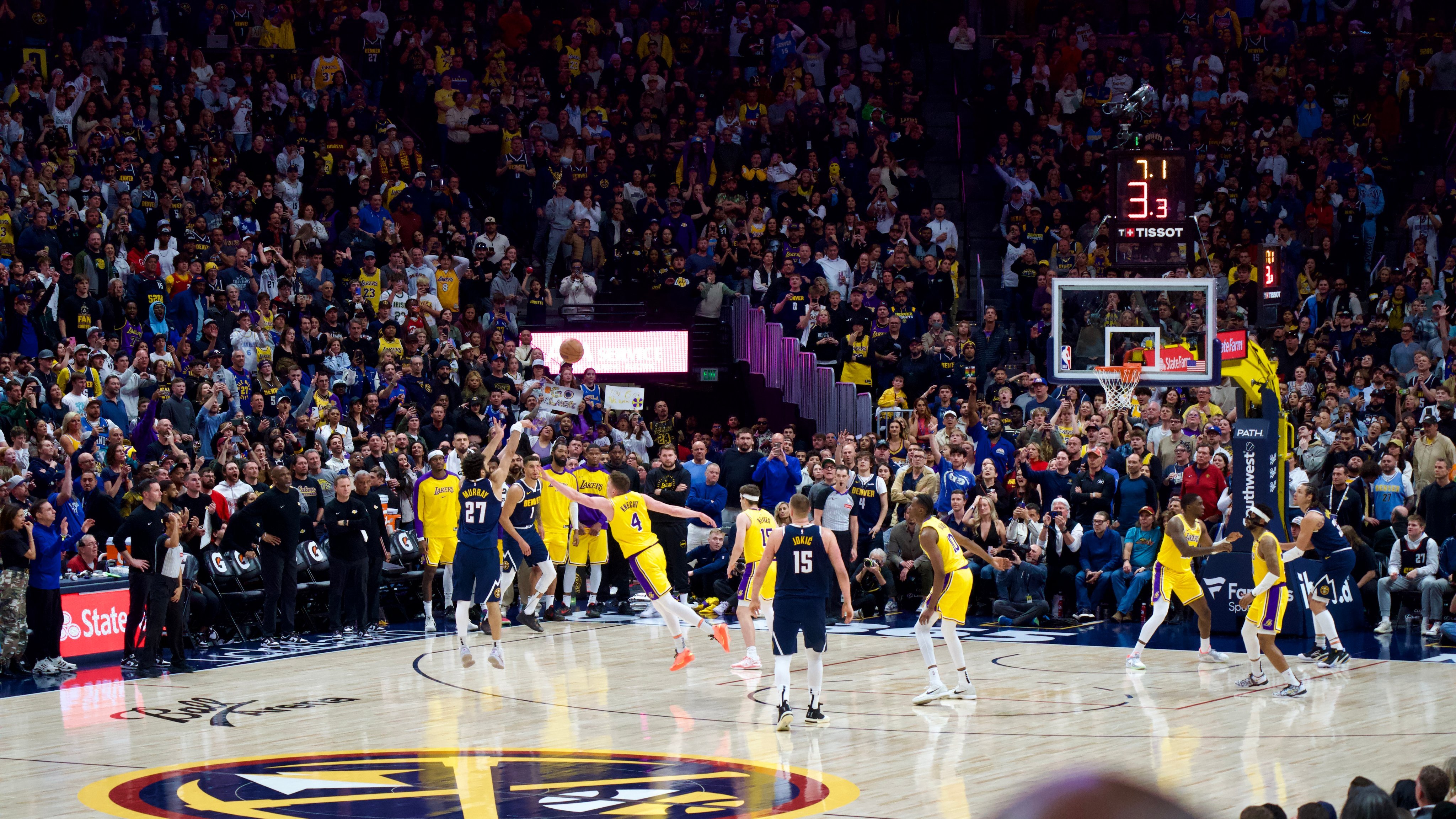 曼联首回合绝杀洛杉矶湖人,萨拉赫砍下50记关键球,全场沸腾 曼联首回合绝杀洛杉矶湖人,萨拉赫砍下50记关键球,全场沸腾